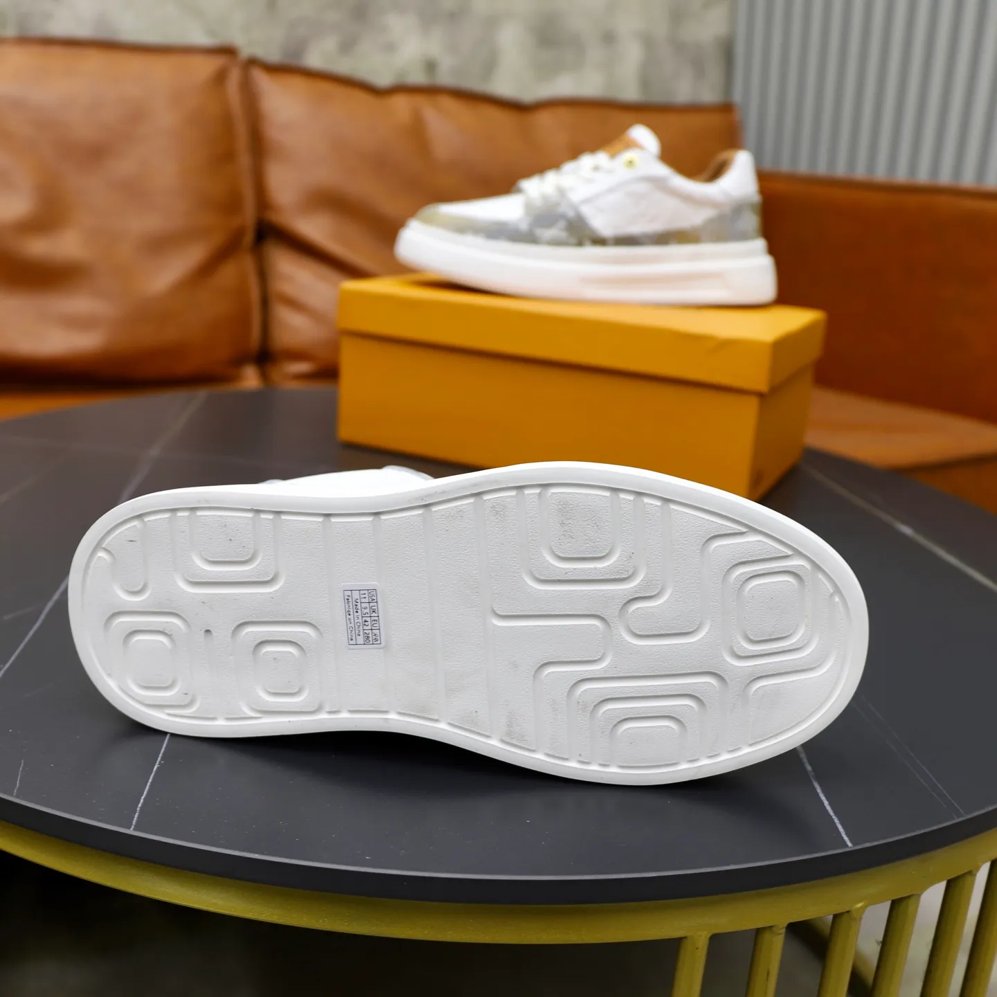 Ex-factory price: 480💰🙅‍♂️🙅‍♂️🙅‍♂️ Brand: LV Louis Vuitton Standard code: 38-44 (45 customized) Grade: Same as the official website Material: Original fabric Comfortable cowhide lining Increased lightness, wear-resistant and soft outsole Style category: Men's fashionable casual shoes Running sneakers Distinguished luxury brand elements Top luxury Color: actual picture color